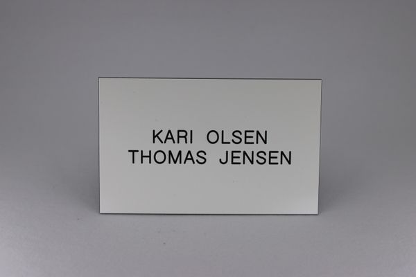 Hovedbilde Std postkasseskilt Sandbergkassen, hvit plate med svart tekst