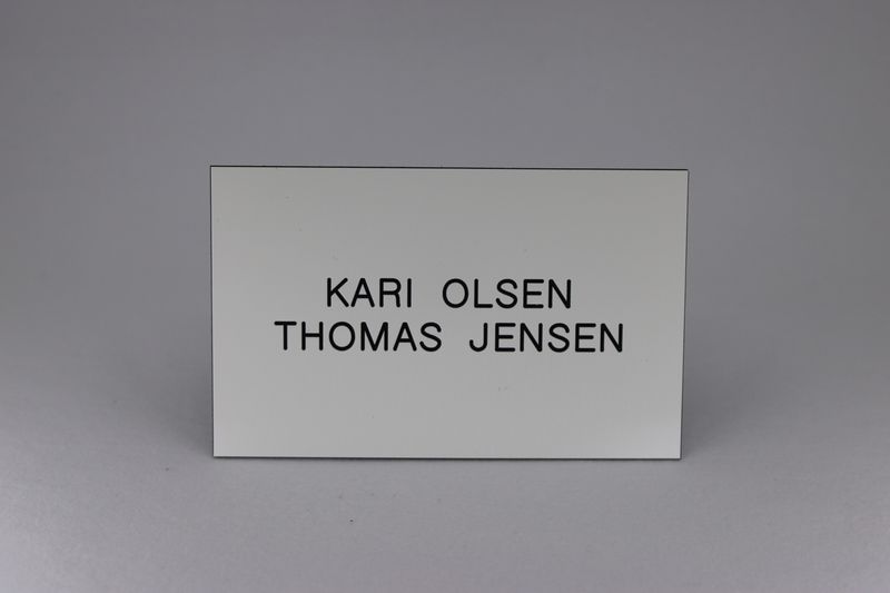 Std postkasseskilt Sandbergkassen, hvit plate med svart tekst