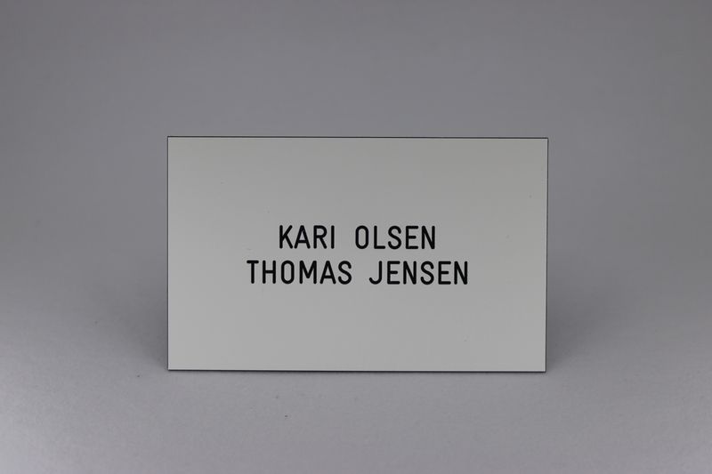 Postkasseskilt m/font Sl513 Sandbergkassen, hvit plate med svart